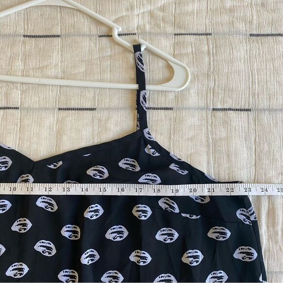 Torrid Lips Print Georgette Hi-Lo Tank Top Black White Size 2 (2X) - Picture 7 of 9